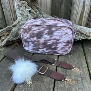 🤎NEW COWHIDE PRINT CROSSBODY BAG PURSE w/ POMPOM BAG CHARM & ADJUSTABLE STRAP🤎